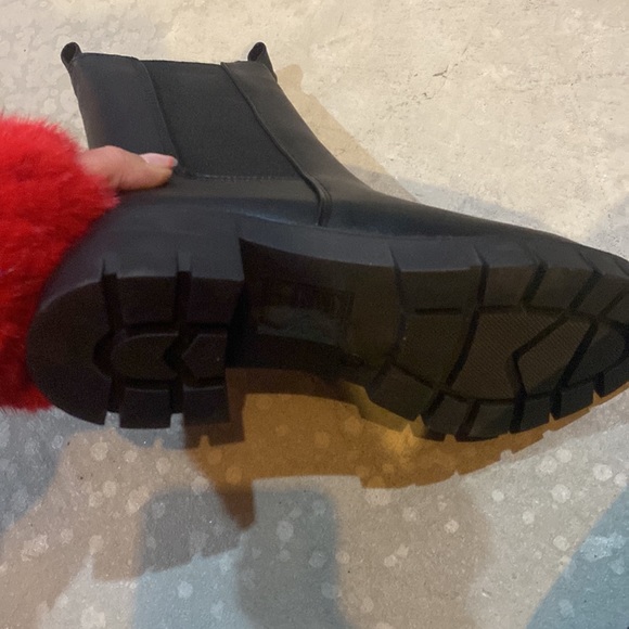 Qupid black boot with elastic and thick sole! - Picture 3 of 4